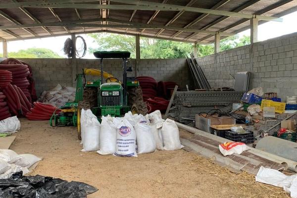 Granja de 13.6 ha con casa, galeras y río en natá, coclé