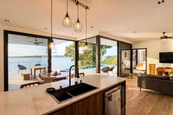 Casa frente a la playa con casita y piscina en hermosa bay