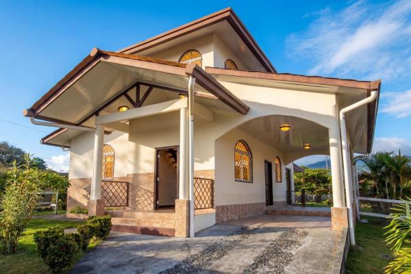 3 bedroom home with loft in alto boquete