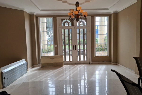Venta de casa dos niveles con terreno en la chorrera