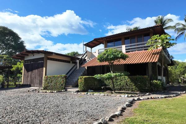 Home with 3 apartments, lagoon access