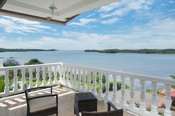 Beachfront 4-bedroom home with pool in boca chica