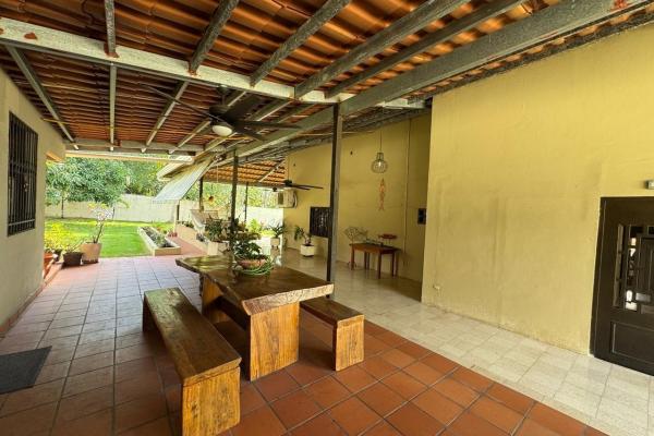 Casa con piscina en lote de 2.239 m²