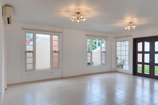 Alquiler de casa unifamiliar en esquina – costa sur, villa valencia
