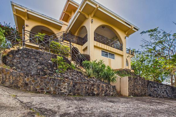 Casa con vistas a la montaña y al océano en venta en sora