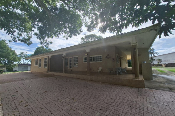 Venta de casa tipo chalet con terreno en la chorrera