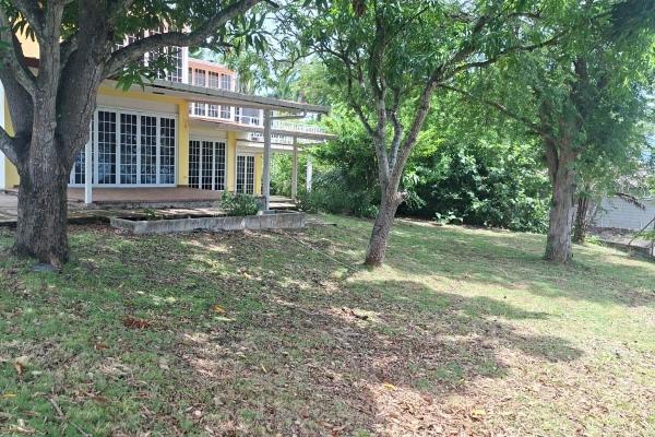 Terreno con 3 casas en gorgona frente al mar.