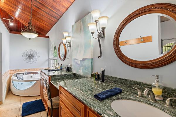 Elegante casa estilo colonial en valle escondido boquete