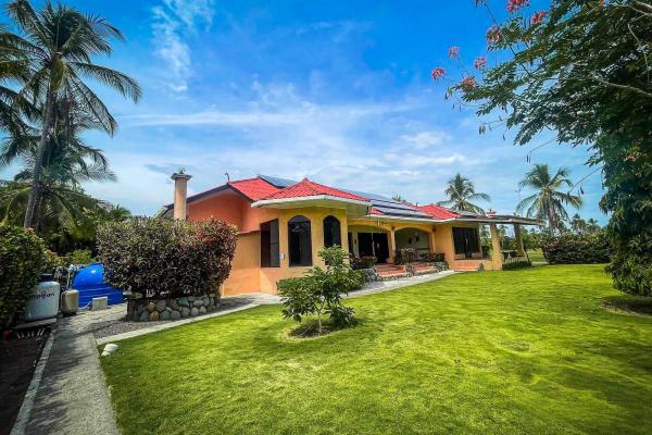 Casa junto a la playa con paneles solares en las lajas