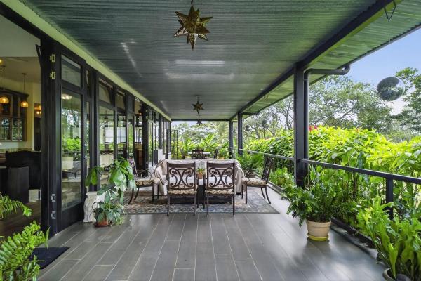 Country estate with multiple buildings in palmira