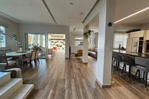 Venta casa unifamiliar de esquina remodelada costa sur