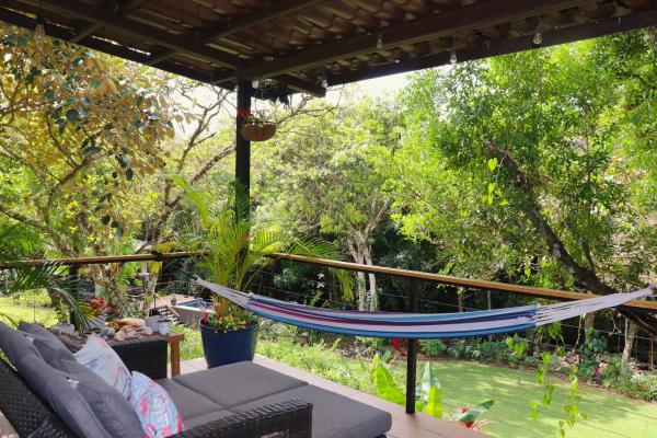 Propiedad de 3 acres frente al río con casa de huespedes