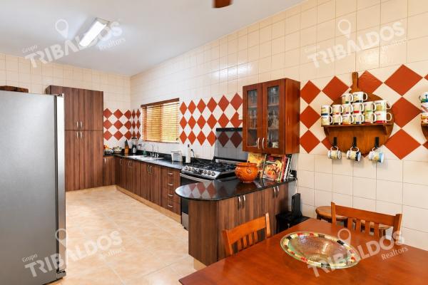 Sale of 2 houses in 1 in costa del este