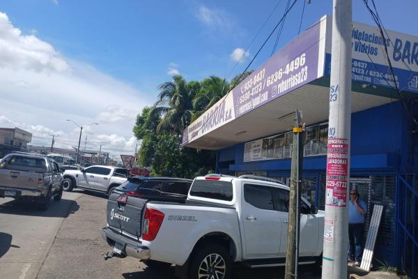 Se vende local comercial y dos casas