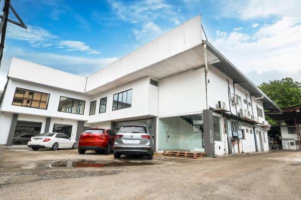 Venta de galera en parque lefevre