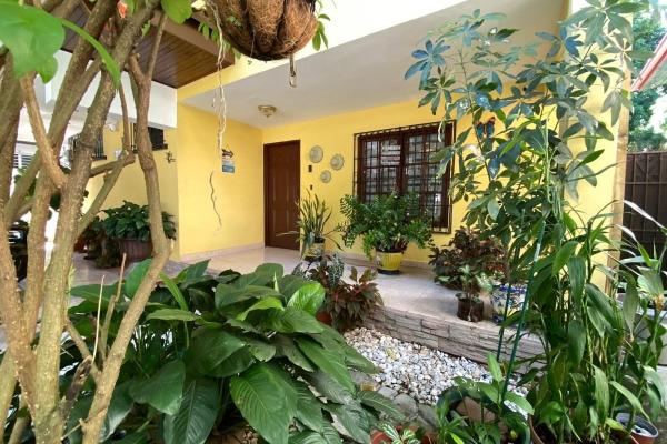 Family home with a pool and jacuzzi. just bring yo