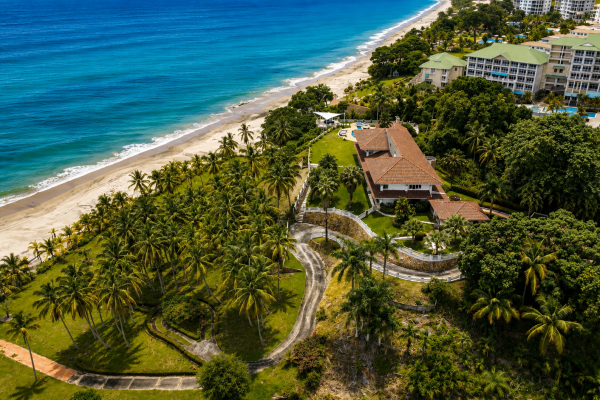 Terreno para desarrollo al lado del hotel gran evenia bijao, frente al mar