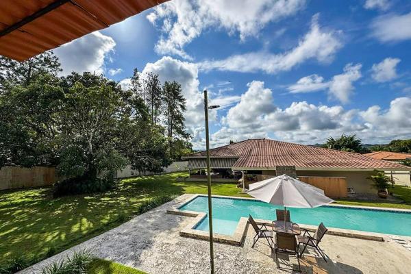 Casa con piscina en lote de 2.239 m²