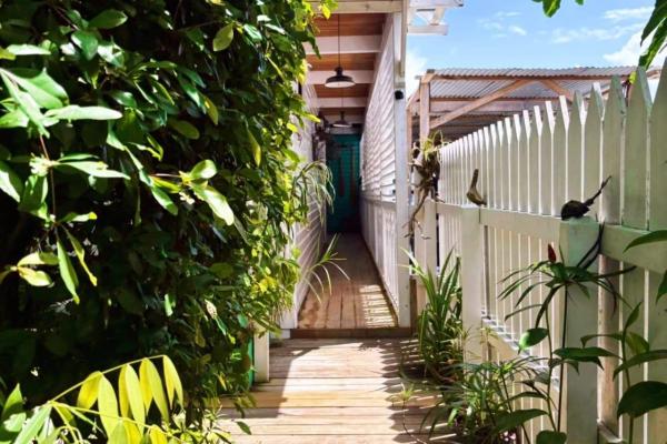 Vendo casa a orillas de mar con negocio de hospedaje