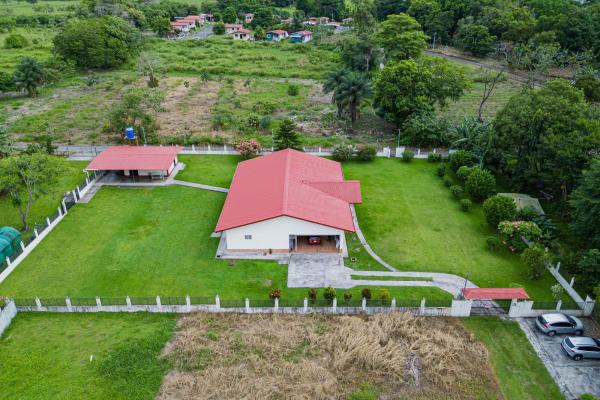 La casa de tus sueños con un amplio terreno en boquerón