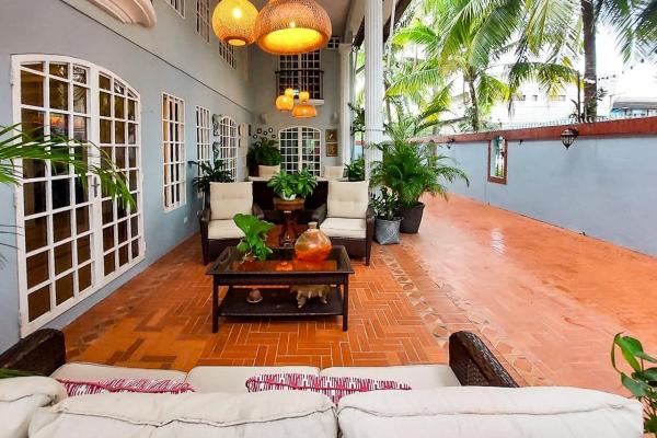 Venta de casa de 2 niveles en altos de panamá