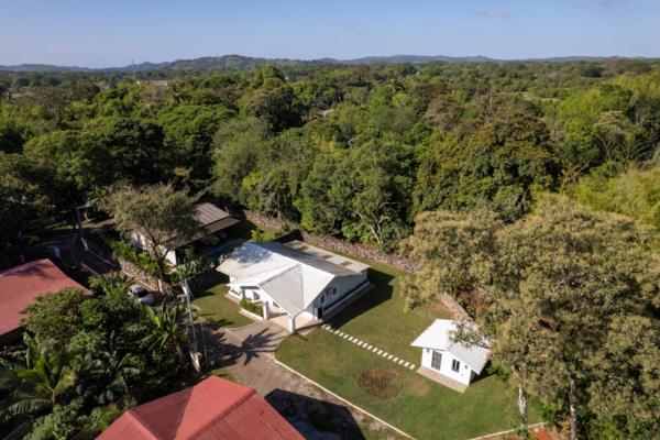 Casa con piscina de agua salada en dolega panamá