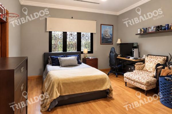 Venta de casa de 2 niveles en altos del golf