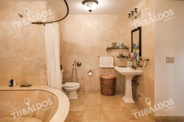 Venta de casa de 2 niveles en altos del golf