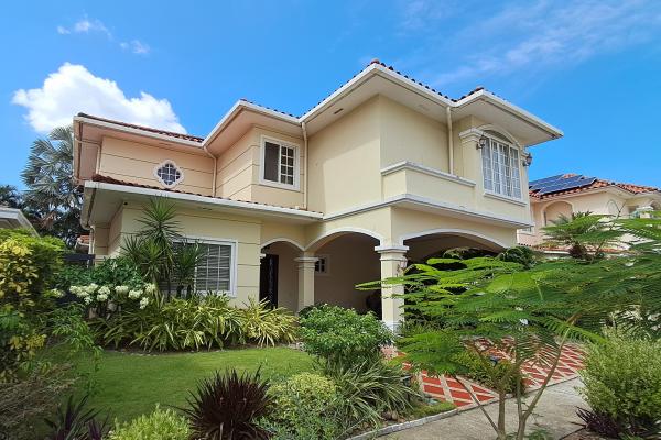 Sale of remodeled house 4 bedrooms · solar · costa sur · villa valencia