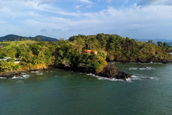 Magnífica casa frente al mar situada en lo alto de un acantilado