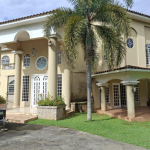 Venta de casa dos niveles con terreno en la chorrera