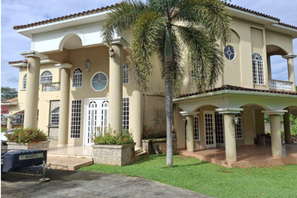 Venta de casa dos niveles con terreno en la chorrera