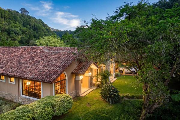 Two villas with 6 bedrooms and mountain views