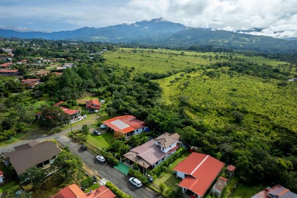 Casa de 3 habitaciones bellamente mantenida con área de invitados