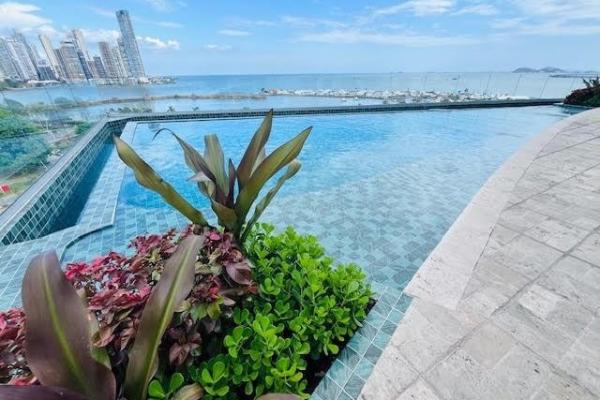 Se vende bonito apartamento frente a la bahia.