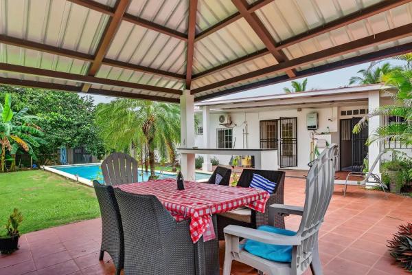 Amplia casa con piscina y apartamento para invitados
