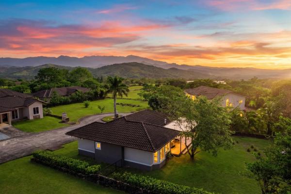 Modern furnished 2-bedroom home in boquete