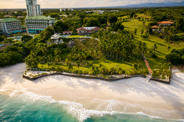 Terreno para desarrollo al lado del hotel gran evenia bijao, frente al mar