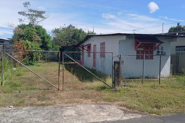 Se vende local comercial y dos casas