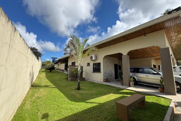 Casa con piscina en lote de 2.239 m²