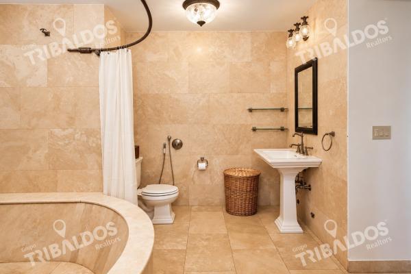Venta de casa de 2 niveles en altos del golf