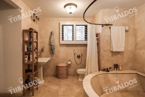 Venta de casa de 2 niveles en altos del golf