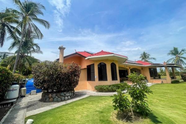 Casa junto a la playa con paneles solares en las lajas