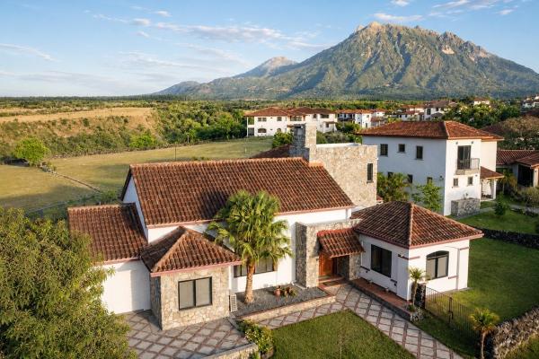 Distinctive home in los molinos | boquete, panama