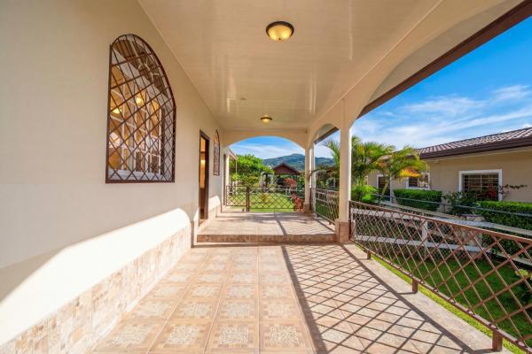 3 bedroom home with loft in alto boquete