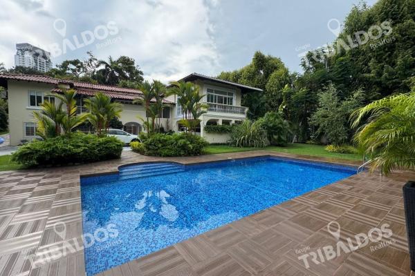 Sale or rent of spectacular house in altos del golf with pool