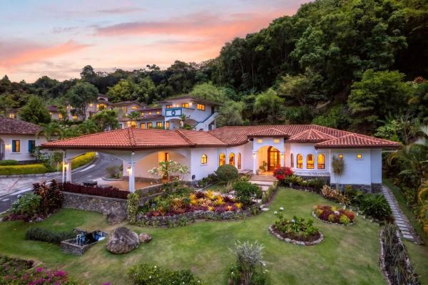Uxury home with gardens in valle escondido boquete
