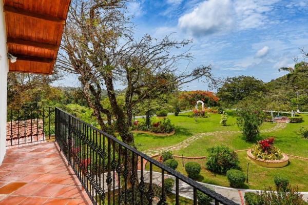 Venta de residencia tipo hacienda con ríos y senderos vía al valle de antón