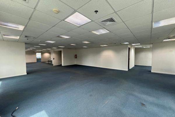 Commercial office for sale at the wtc in marbella.