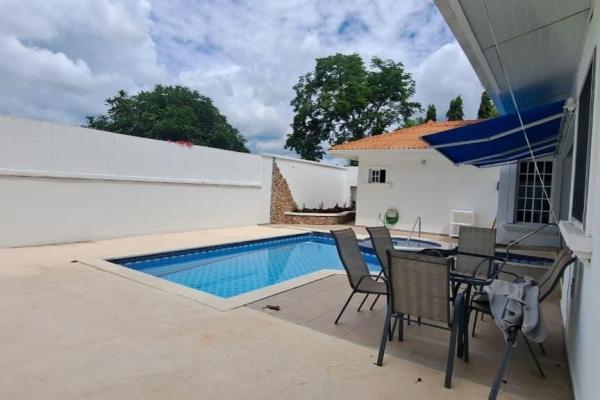 4 bedroom house with private pool and jacuzzi